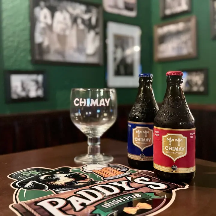 Botellas de Chimay azul y roja con su copa.