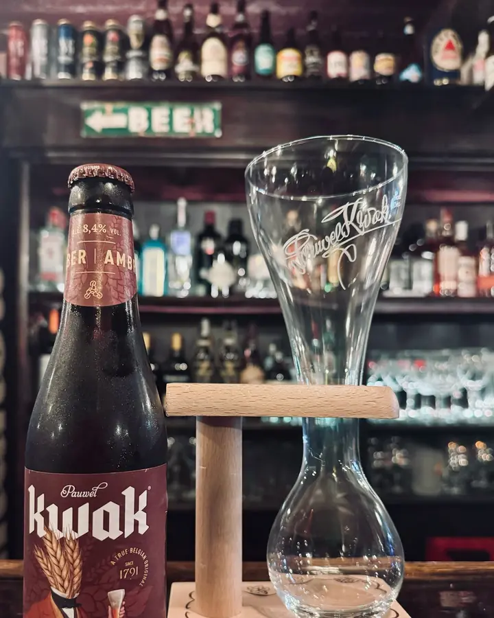 Botella de Kwak junto a su vaso de cochero.